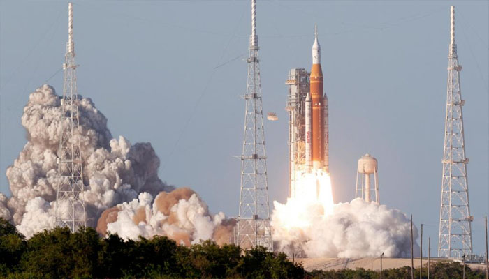 50 سال بعد انسانوں کی چاند کے قریب واپسی، ناسا کا آرٹیمس 2 راکٹ تاریخی مشن پر روانہ